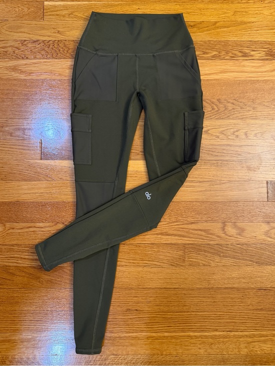 ALO Yoga Pants - Alo Yoga High-waist Cargo Leggings In Dark Olive - Size XXS